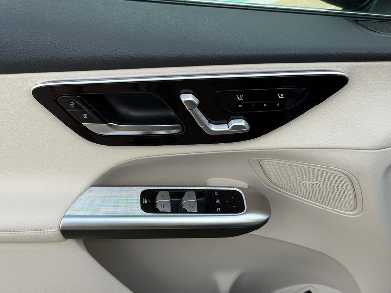 Mercedes-Benz GLC Vehicle Full-screen Gallery Image 12