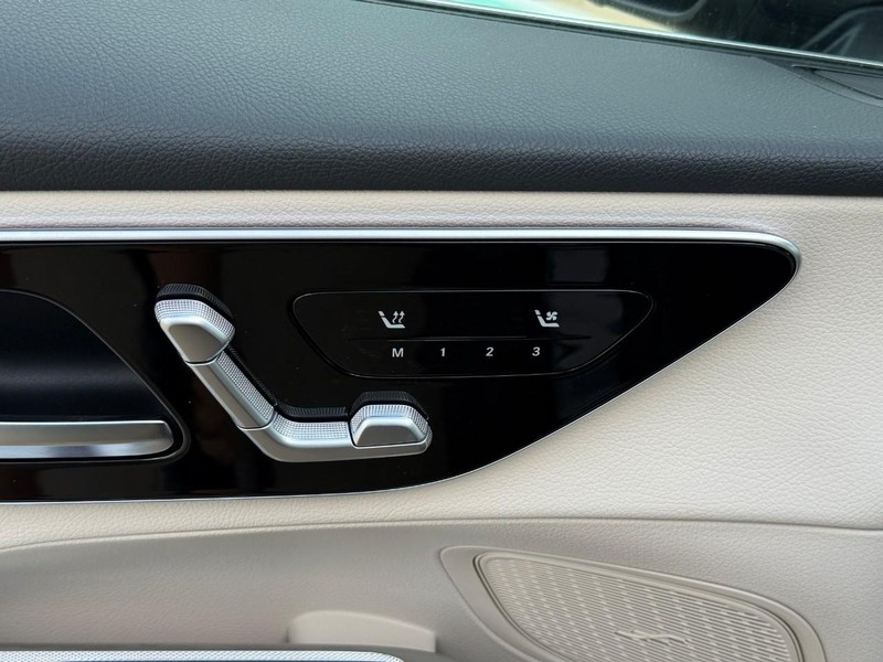 Mercedes-Benz GLC Vehicle Full-screen Gallery Image 13