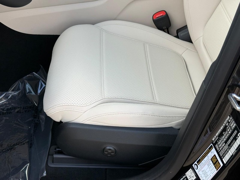 Mercedes-Benz GLC Vehicle Full-screen Gallery Image 14