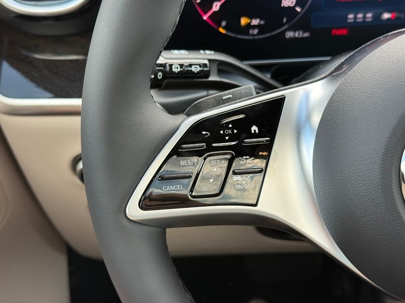 Mercedes-Benz GLC Vehicle Full-screen Gallery Image 15