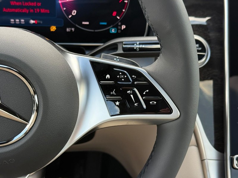 Mercedes-Benz GLC Vehicle Full-screen Gallery Image 16