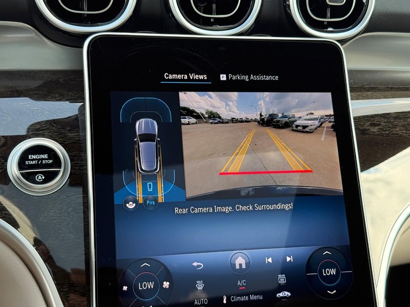 Mercedes-Benz GLC Vehicle Full-screen Gallery Image 17