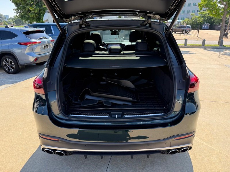 Mercedes-Benz GLE Vehicle Full-screen Gallery Image 8