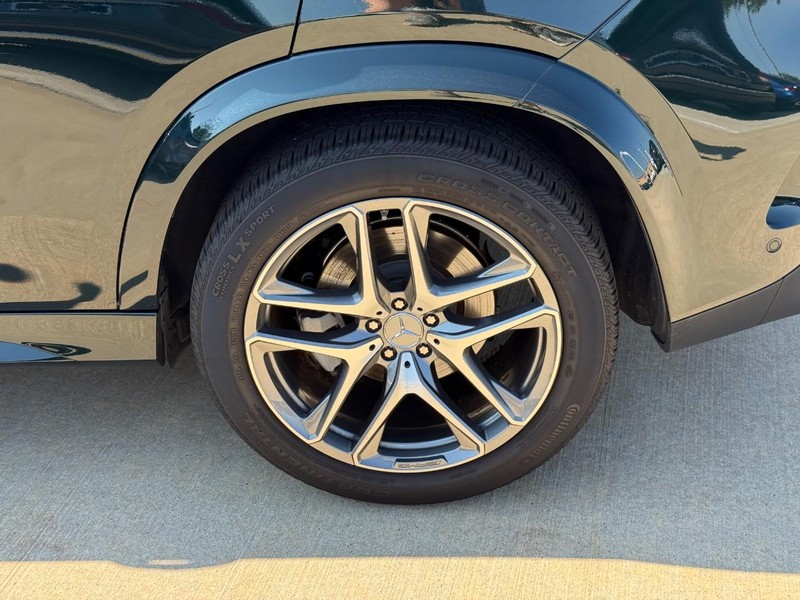 Mercedes-Benz GLE Vehicle Full-screen Gallery Image 9