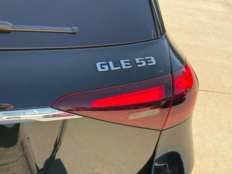 Mercedes-Benz GLE Vehicle Full-screen Gallery Image 11