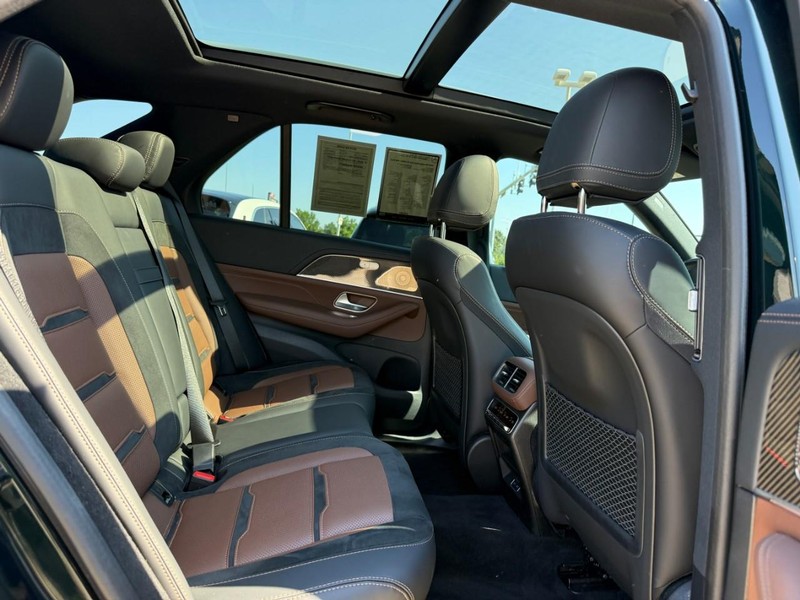 Mercedes-Benz GLE Vehicle Full-screen Gallery Image 12