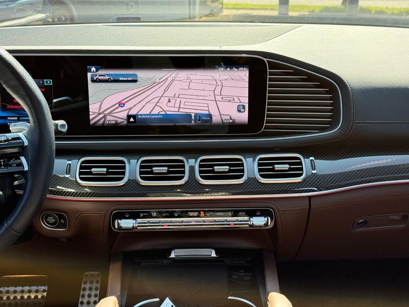 Mercedes-Benz GLE Vehicle Full-screen Gallery Image 15