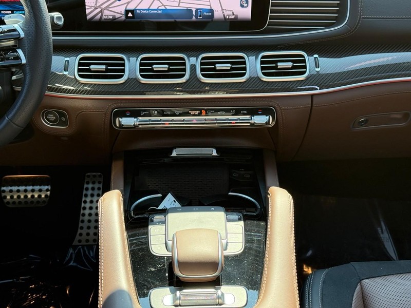 Mercedes-Benz GLE Vehicle Full-screen Gallery Image 16