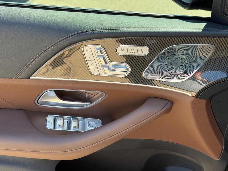 Mercedes-Benz GLE Vehicle Full-screen Gallery Image 17