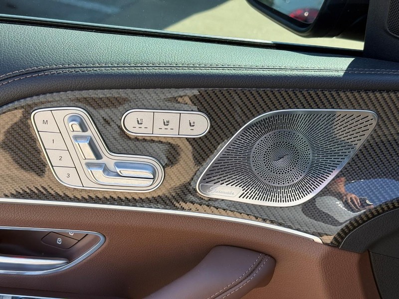 Mercedes-Benz GLE Vehicle Full-screen Gallery Image 18