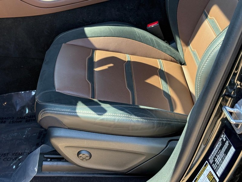 Mercedes-Benz GLE Vehicle Full-screen Gallery Image 19