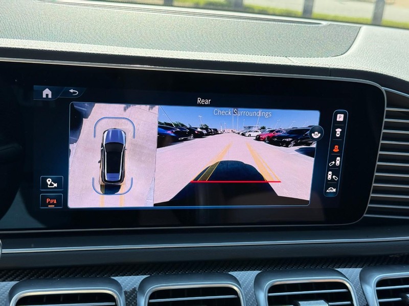 Mercedes-Benz GLE Vehicle Full-screen Gallery Image 23