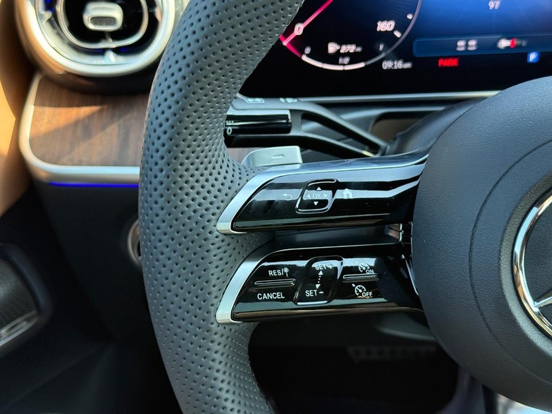 Mercedes-Benz CLE Vehicle Full-screen Gallery Image 13