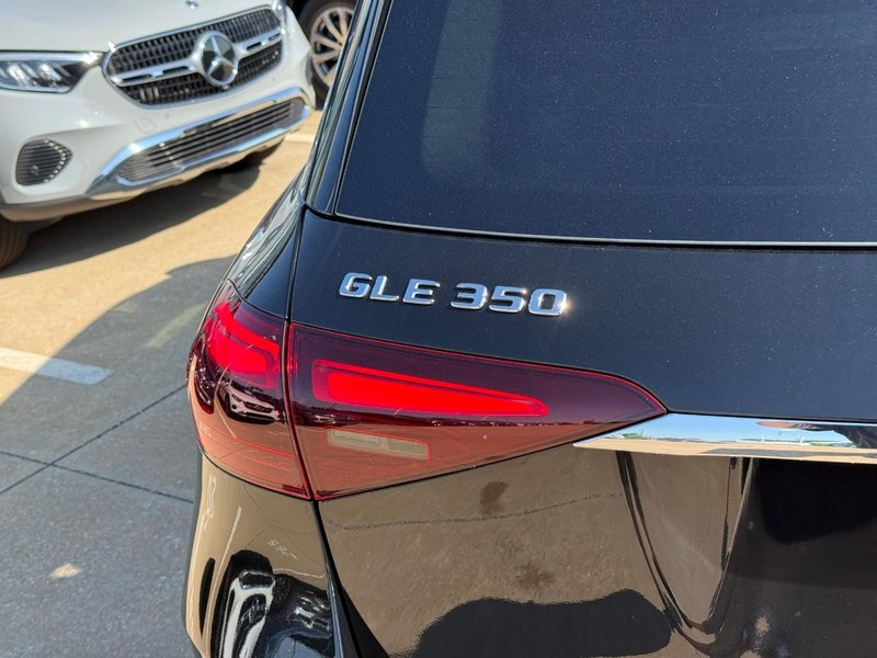 Mercedes-Benz GLE Vehicle Full-screen Gallery Image 4