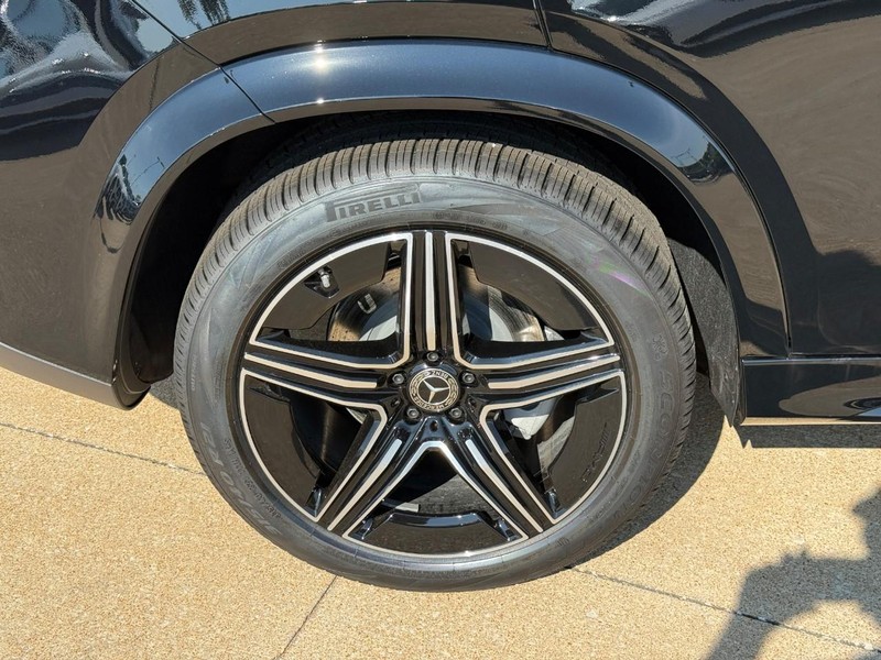 Mercedes-Benz GLE Vehicle Full-screen Gallery Image 6