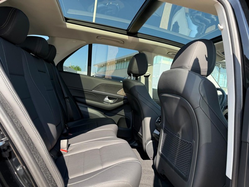 Mercedes-Benz GLE Vehicle Full-screen Gallery Image 8