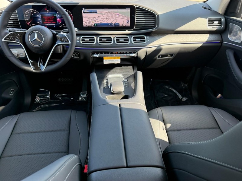 Mercedes-Benz GLE Vehicle Full-screen Gallery Image 9
