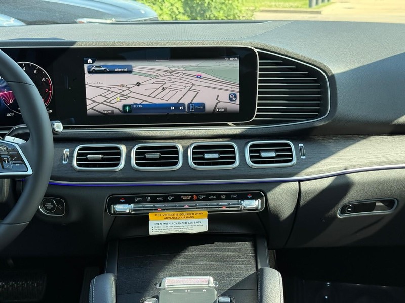 Mercedes-Benz GLE Vehicle Full-screen Gallery Image 11