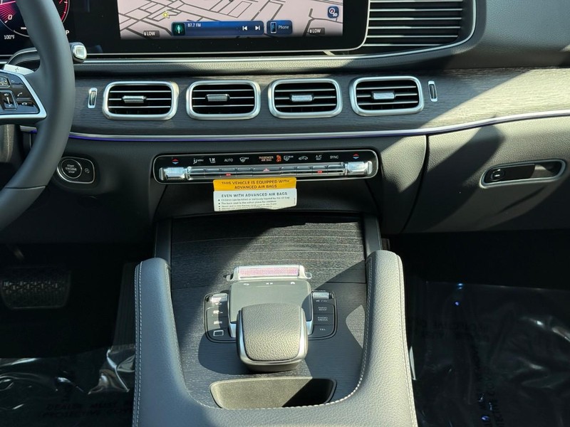 Mercedes-Benz GLE Vehicle Full-screen Gallery Image 12