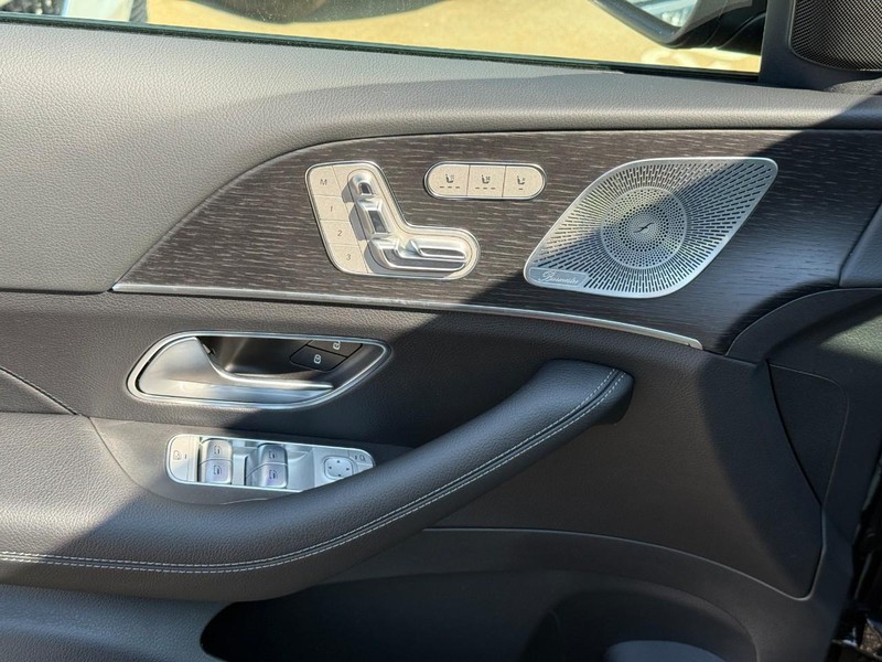 Mercedes-Benz GLE Vehicle Full-screen Gallery Image 13