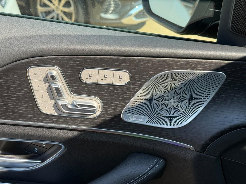 Mercedes-Benz GLE Vehicle Full-screen Gallery Image 14