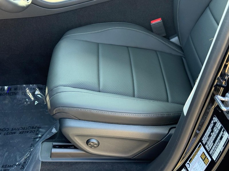 Mercedes-Benz GLE Vehicle Full-screen Gallery Image 15