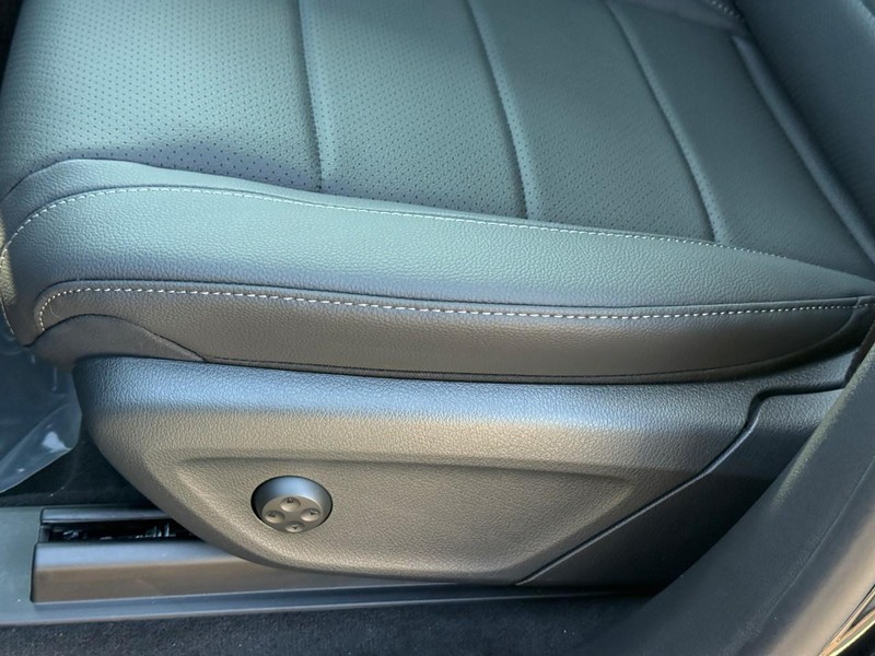 Mercedes-Benz GLE Vehicle Full-screen Gallery Image 16