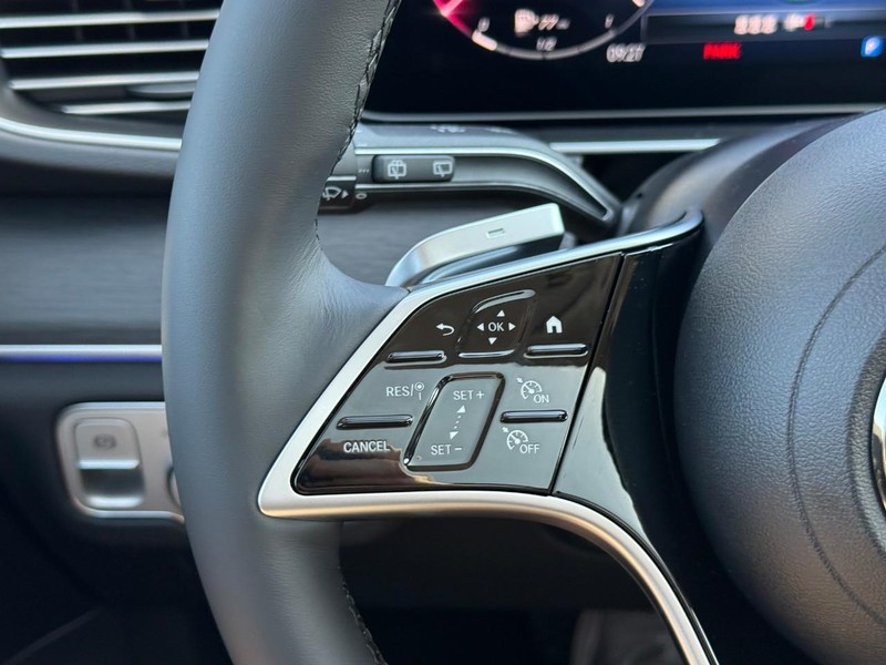 Mercedes-Benz GLE Vehicle Full-screen Gallery Image 17