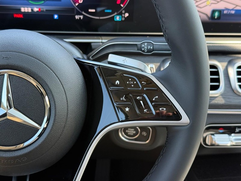 Mercedes-Benz GLE Vehicle Full-screen Gallery Image 18