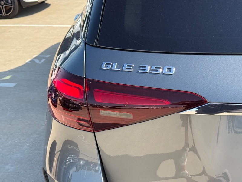 Mercedes-Benz GLE Vehicle Full-screen Gallery Image 4