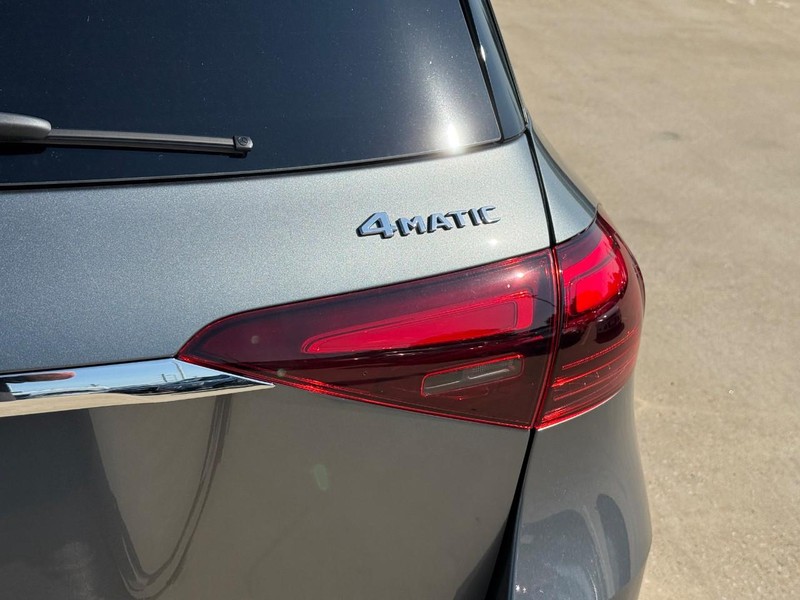 Mercedes-Benz GLE Vehicle Full-screen Gallery Image 5
