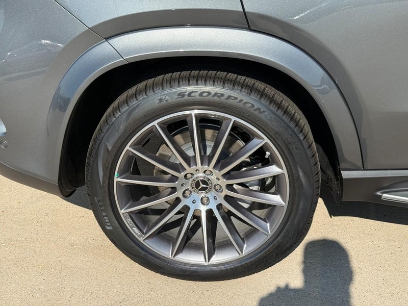 Mercedes-Benz GLE Vehicle Full-screen Gallery Image 6