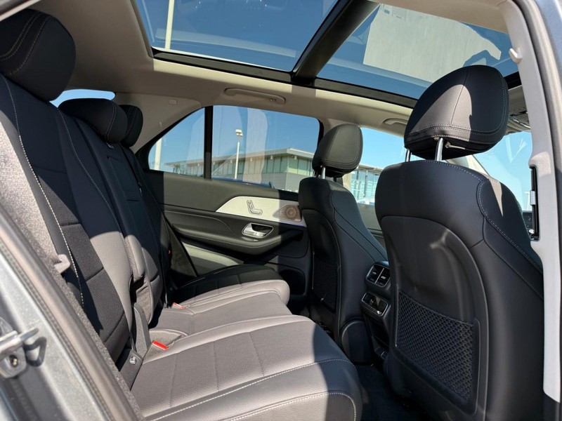 Mercedes-Benz GLE Vehicle Full-screen Gallery Image 8