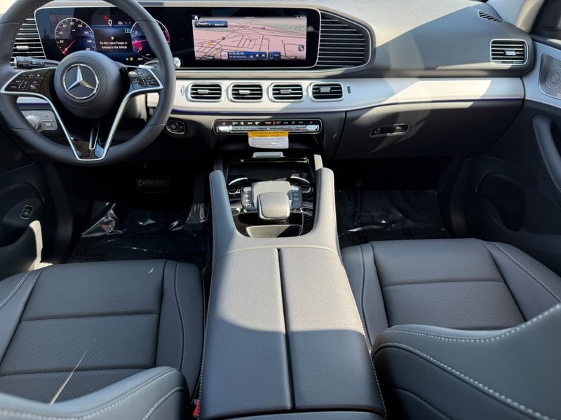 Mercedes-Benz GLE Vehicle Full-screen Gallery Image 9