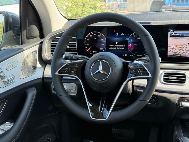 Mercedes-Benz GLE Vehicle Full-screen Gallery Image 10