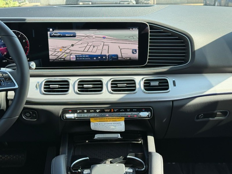 Mercedes-Benz GLE Vehicle Full-screen Gallery Image 11