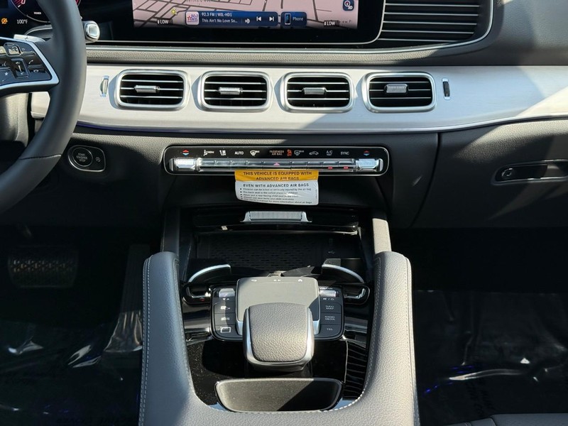 Mercedes-Benz GLE Vehicle Full-screen Gallery Image 12