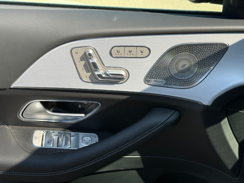Mercedes-Benz GLE Vehicle Full-screen Gallery Image 13