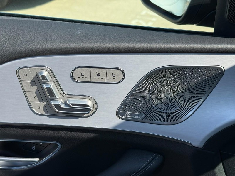 Mercedes-Benz GLE Vehicle Full-screen Gallery Image 14