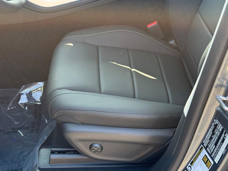 Mercedes-Benz GLE Vehicle Full-screen Gallery Image 15