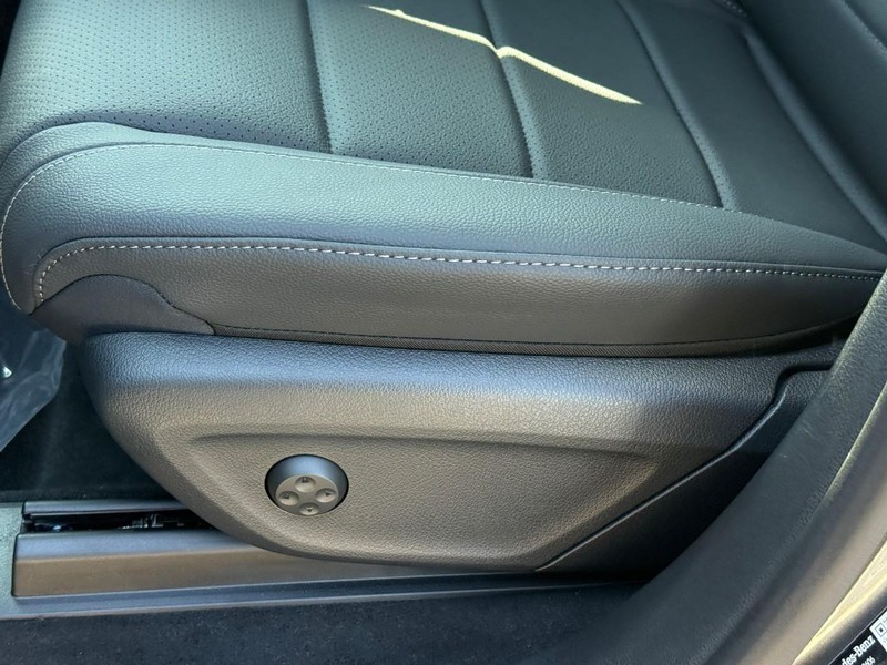 Mercedes-Benz GLE Vehicle Full-screen Gallery Image 16