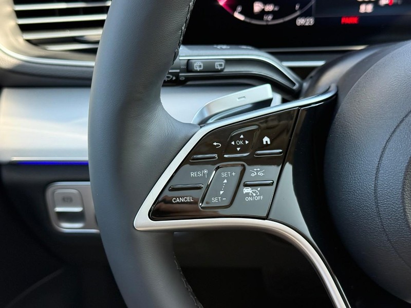 Mercedes-Benz GLE Vehicle Full-screen Gallery Image 17