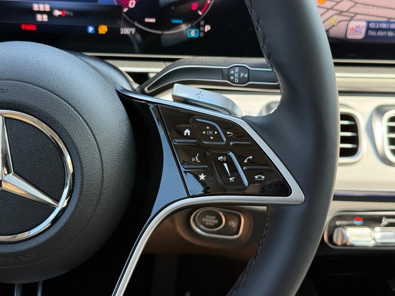 Mercedes-Benz GLE Vehicle Full-screen Gallery Image 18