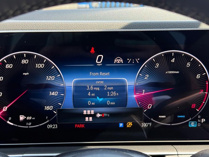 Mercedes-Benz GLE Vehicle Full-screen Gallery Image 19