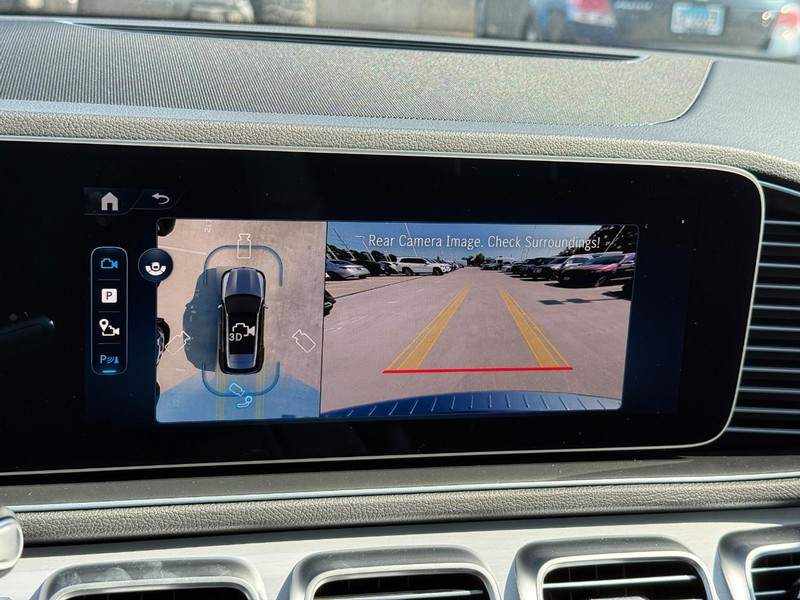 Mercedes-Benz GLE Vehicle Full-screen Gallery Image 20