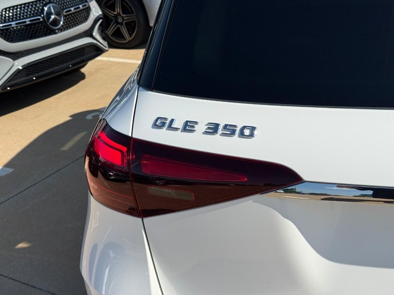 Mercedes-Benz GLE Vehicle Full-screen Gallery Image 4
