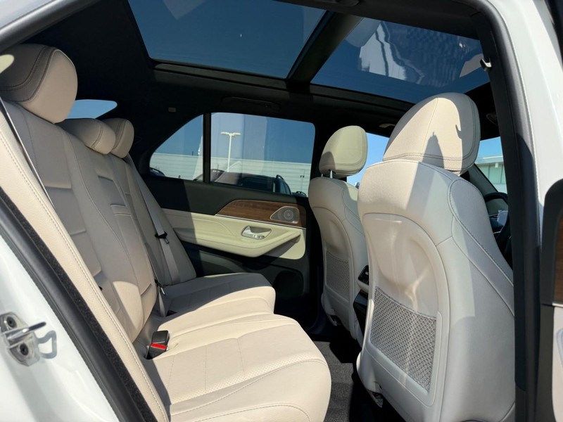 Mercedes-Benz GLE Vehicle Full-screen Gallery Image 8