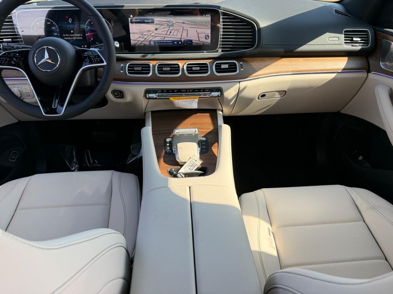 Mercedes-Benz GLE Vehicle Full-screen Gallery Image 9