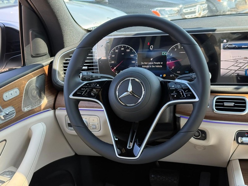 Mercedes-Benz GLE Vehicle Full-screen Gallery Image 10