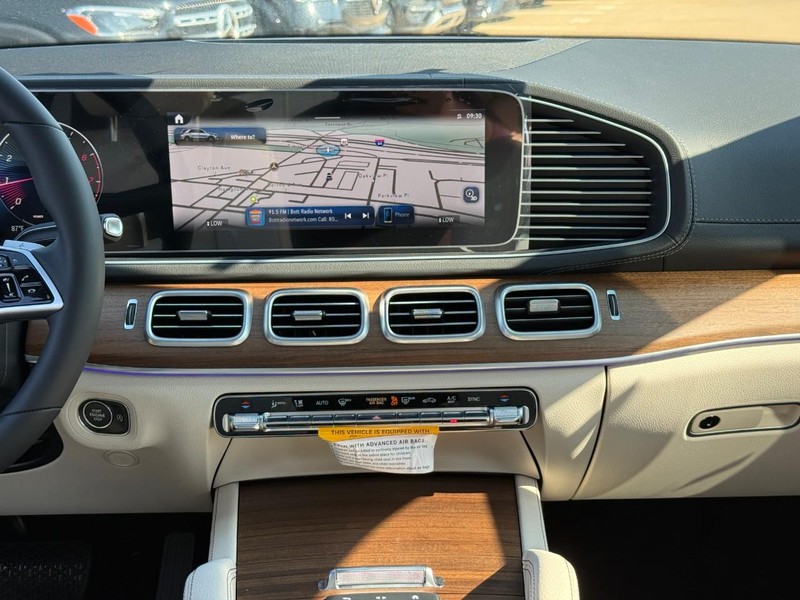 Mercedes-Benz GLE Vehicle Full-screen Gallery Image 11